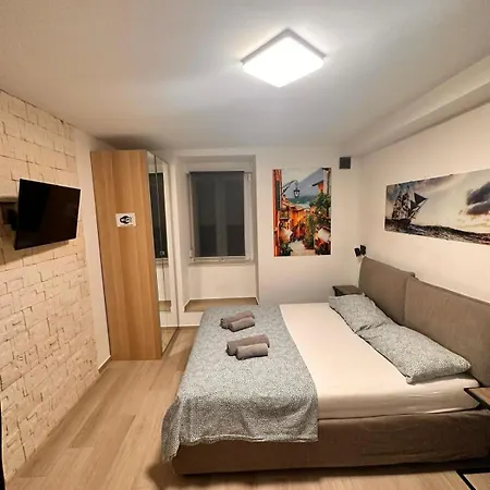 Apartment Old City ***